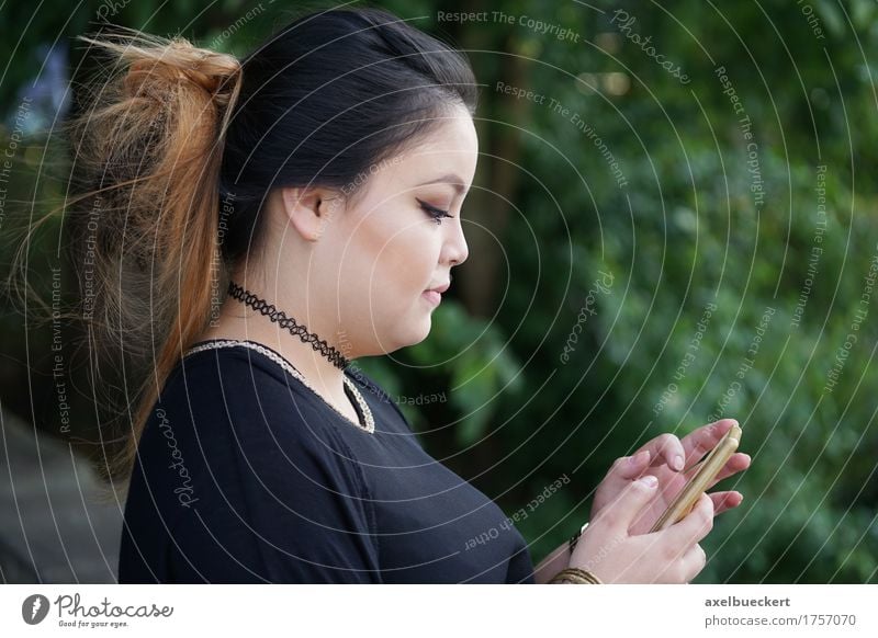 junge asiatische Frau, die mit Smartphone simst Lifestyle Freizeit & Hobby Telekommunikation Telefon Handy Technik & Technologie Internet Mensch feminin