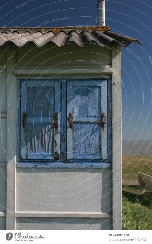 No Place like Home Hütte Klause Fenster Fensterladen blau geschlossen Schlick Ebbe Meer Bretagne Schornstein verwittert Wellblech