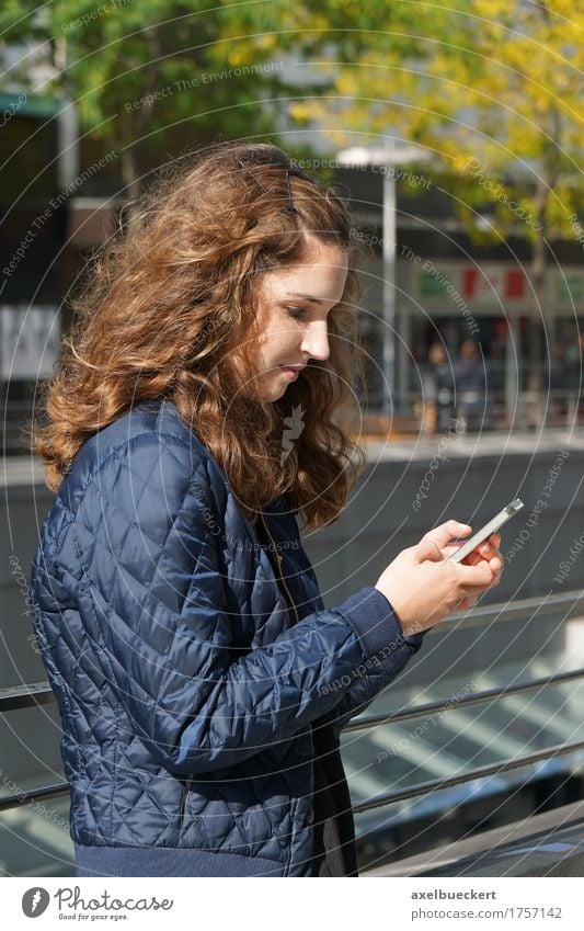 Mädchen schaut auf Smartphone Lifestyle Freizeit & Hobby Spielen lesen Telefon Funktelefon PDA Technik & Technologie Internet Mensch Junge Frau Jugendliche