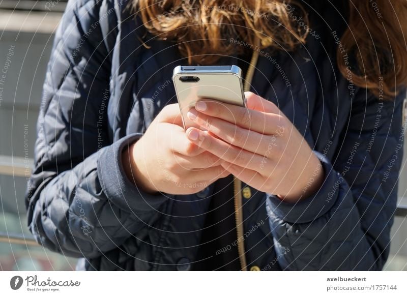 Frau mit Smartphone Lifestyle Freizeit & Hobby lesen Telefon Handy Technik & Technologie Internet Mensch Mädchen Junge Frau Jugendliche Erwachsene 1 18-30 Jahre