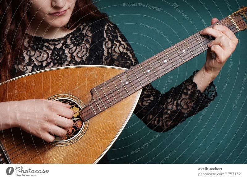 Frau spielt Lauten Saiteninstrument Lifestyle Spielen Entertainment Musik Mensch feminin Junge Frau Jugendliche Erwachsene 1 18-30 Jahre Musiker Gitarre retro