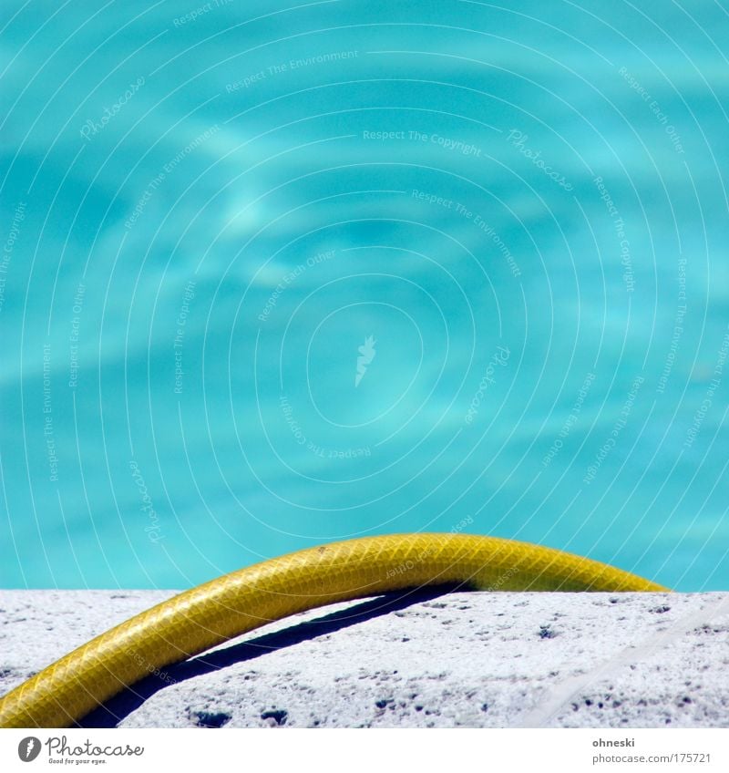 Abkühlung Farbfoto mehrfarbig Textfreiraum links Textfreiraum rechts Textfreiraum oben Textfreiraum Mitte Tag Schatten Sonnenlicht Sportstätten Schwimmbad