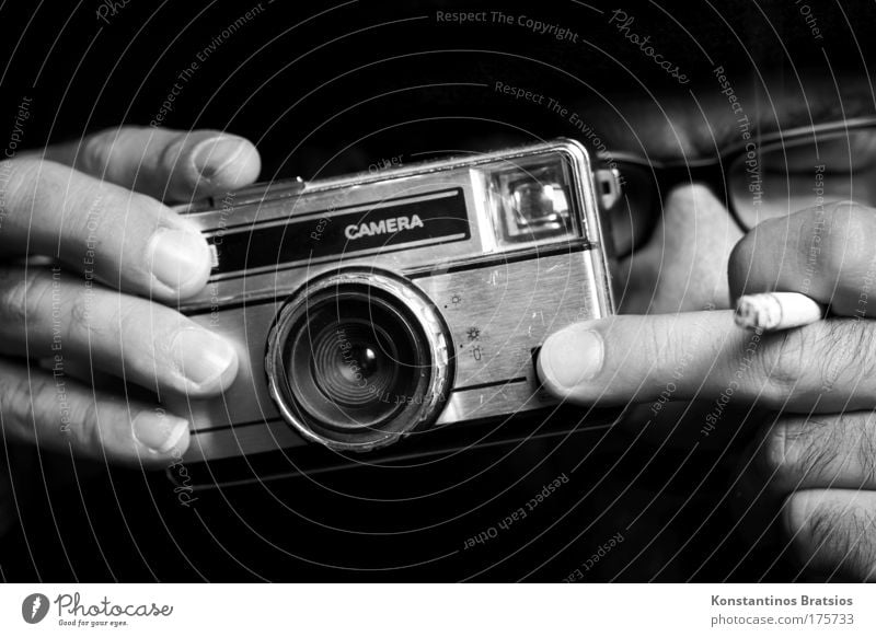 CLICK Mensch maskulin Mann Erwachsene Gesicht Hand Finger 1 dunkel nah retro Freizeit & Hobby Kontakt Fotografie Fotografieren Fotokamera alt Zigarette