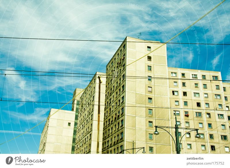 Falsche Richtung Berlin Alexanderplatz alex Block Neubausiedlung wbs 70 Plattenbau Altbau Haus Stadthaus Mieter Vermieter Fassade Fenster Fensterfront Himmel