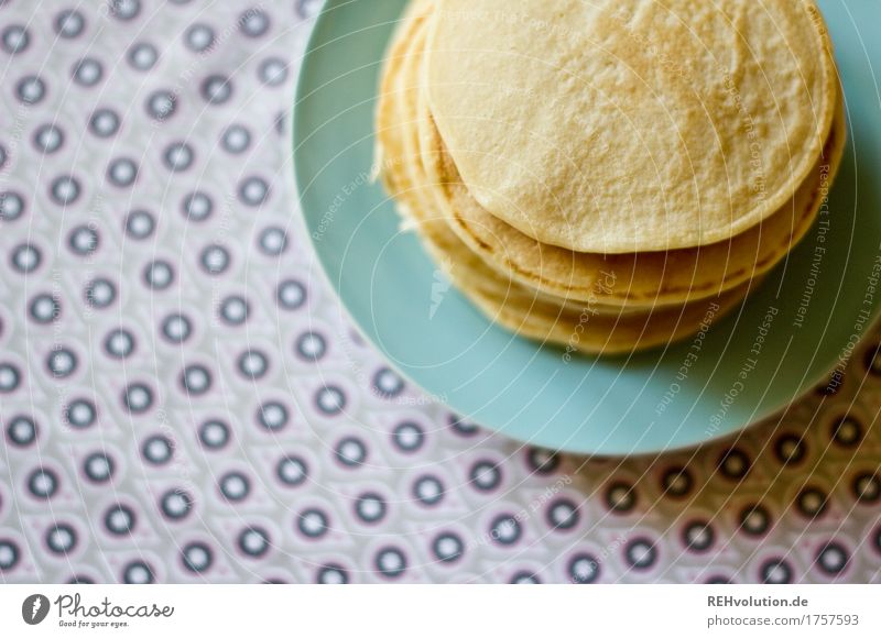 kleine Pfannkuchen Lebensmittel Süßwaren Frühstück Mittagessen Teller Essen genießen lecker Muster Stoff Tischwäsche Farbfoto Innenaufnahme Textfreiraum links