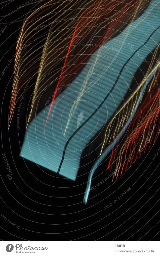 Himmelstreppe Farbfoto mehrfarbig Außenaufnahme Experiment abstrakt Textfreiraum unten Nacht Langzeitbelichtung Bewegungsunschärfe Linie blau gelb gold rot