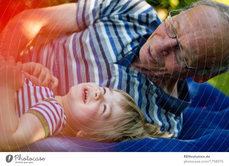 opa und enkel lachen auf einer luftmatratze Mensch maskulin Kind Kleinkind Junge Mann Erwachsene Männlicher Senior Großvater Familie & Verwandtschaft 2