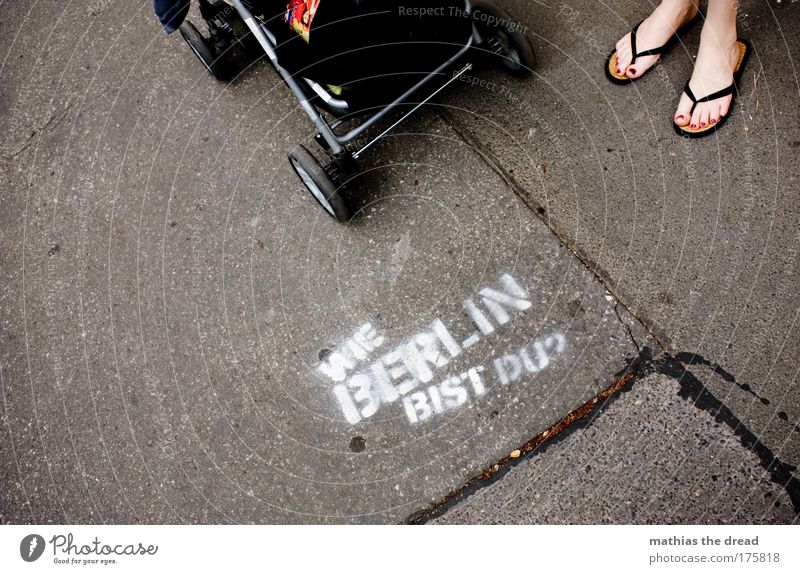 WIE BERLIN BIST DU? Farbfoto Strukturen & Formen Hintergrund neutral Tag Schatten Kontrast Sonnenlicht Vogelperspektive Lifestyle elegant Stil feminin Mutter