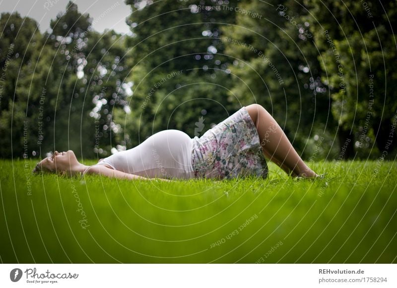 kurze Pause Mensch feminin Frau Erwachsene Familie & Verwandtschaft Bauch 1 30-45 Jahre Umwelt Natur Landschaft Baum Park Wiese Rock Erholung liegen warten