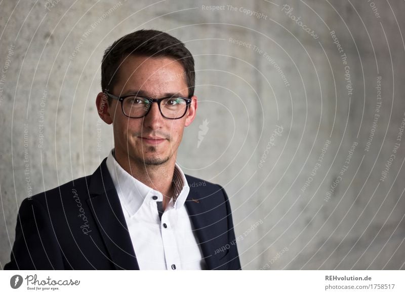 BetonPortrait II Bildung Student Beruf Business Mittelstand Unternehmen Karriere Erfolg Mensch maskulin Mann Erwachsene Gesicht 1 30-45 Jahre Hemd Anzug Brille