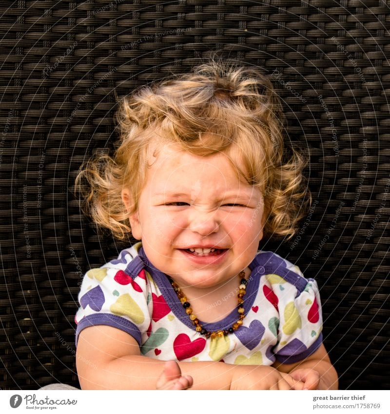 Mädchen zieht Nase kraus Mensch feminin Kind Kleinkind Schwester Kindheit Leben Kopf 1 1-3 Jahre Haare & Frisuren brünett blond Locken lachen Glück einzigartig