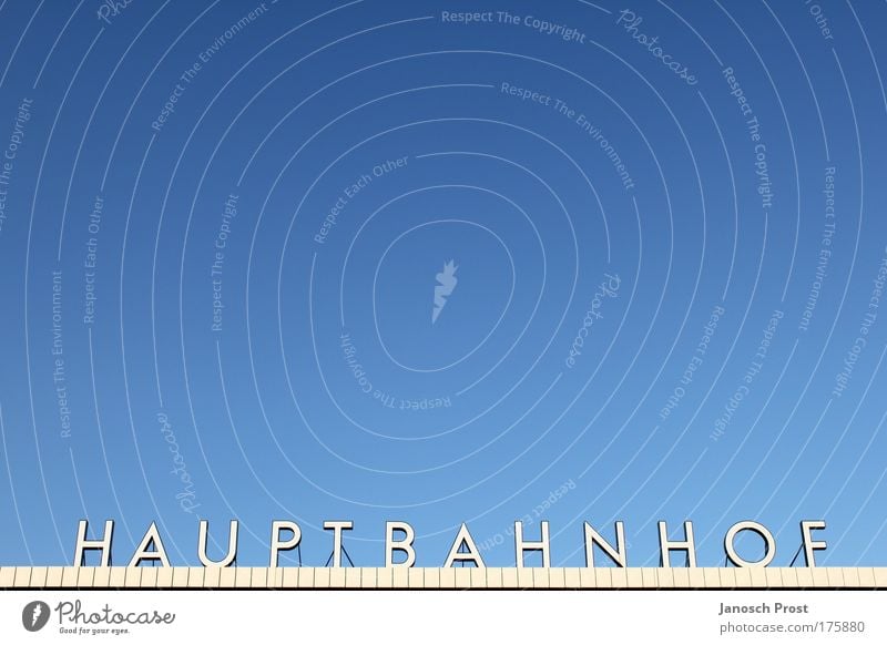 Hauptbahnhof Farbfoto Außenaufnahme Menschenleer Textfreiraum links Textfreiraum rechts Textfreiraum oben Textfreiraum Mitte Tag Himmel Wolkenloser Himmel