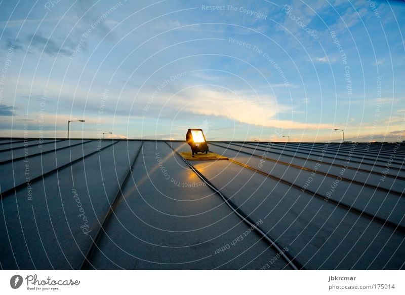 Metallboden Farbfoto mehrfarbig Außenaufnahme Experiment Menschenleer Textfreiraum oben Abend Dämmerung Licht Lichterscheinung Sonnenaufgang Sonnenuntergang