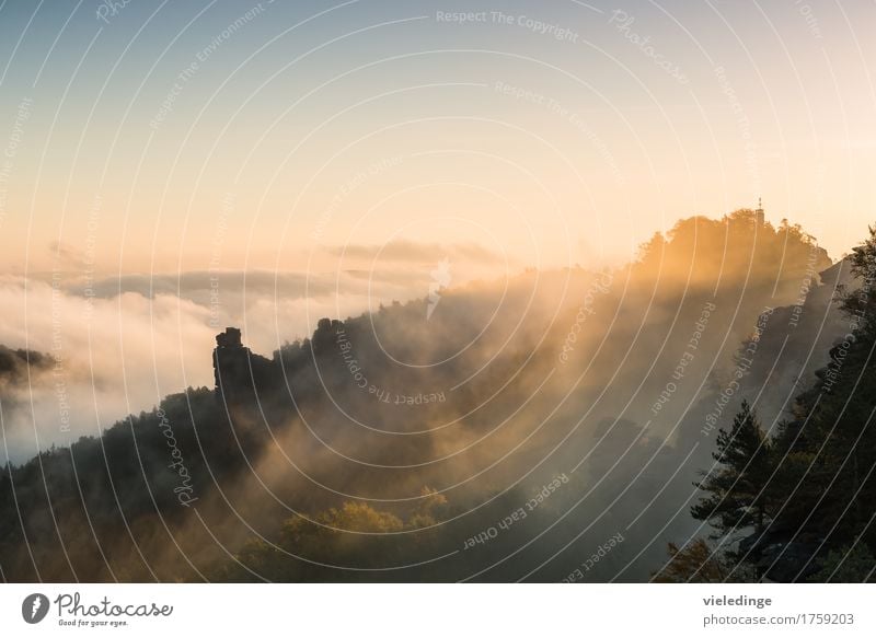 Hunskirche im Morgennebel bei Sonnenaufgang Ferien & Urlaub & Reisen Tourismus Freiheit Berge u. Gebirge wandern Klettern Bergsteigen Natur Landschaft