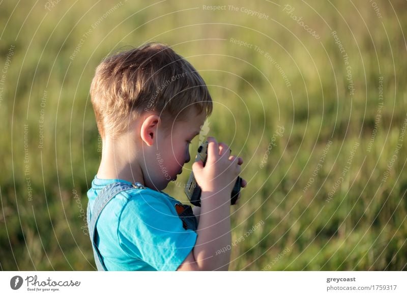 Kleiner Junge versucht, Fotos mit Kamera im Freien zu machen Sommer Kind Fotokamera Kindheit 1 Mensch 1-3 Jahre Kleinkind Natur Landschaft Park Wald blond klein