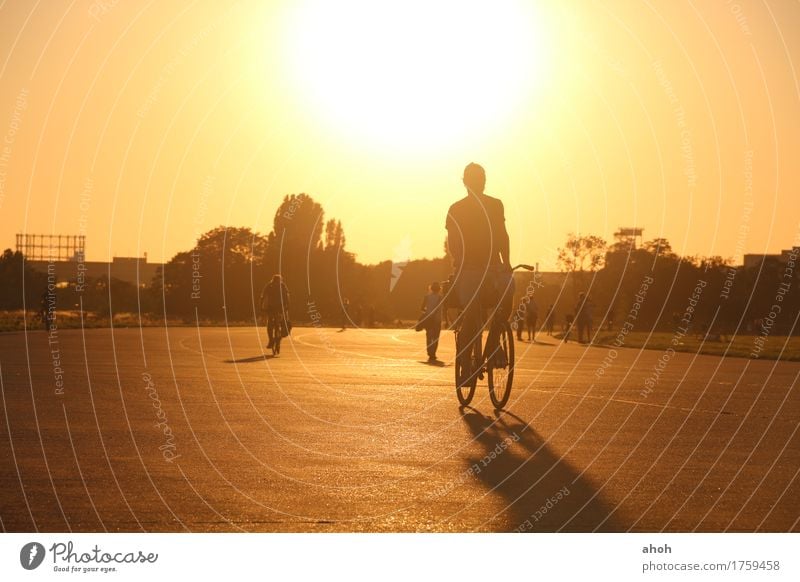 Tempelhofer Feld #5 Lifestyle Zufriedenheit Freizeit & Hobby Fahrradfahren Feierabend Natur Landschaft Park Wiese Berlin Hauptstadt Flughafen Wahrzeichen