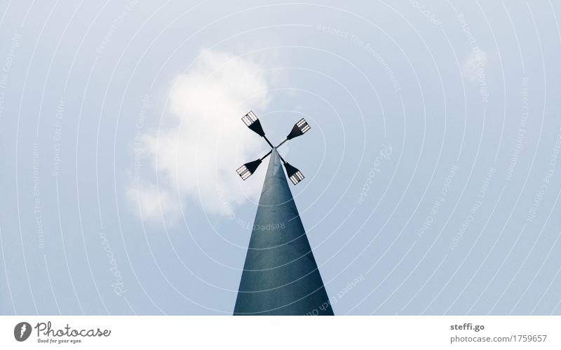 modernes Kleeblatt Lampe Stadtzentrum Menschenleer Verkehrszeichen Verkehrsschild ästhetisch bedrohlich Coolness groß hoch oben Angst Höhenangst Konzentration