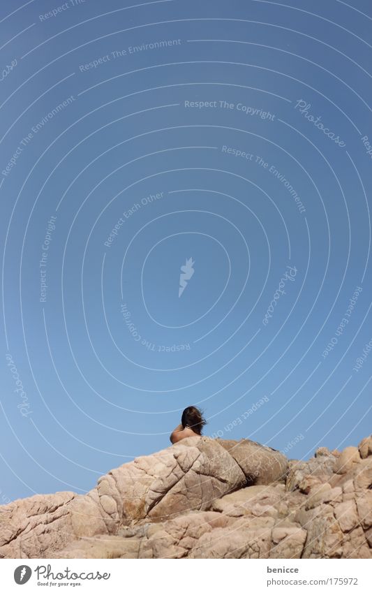 Summer Ferien & Urlaub & Reisen Frau Stein Felsen Strand Mensch Sommer Himmel blau Küste klein stehen hervorschauen Blick Reisefotografie Gipfel