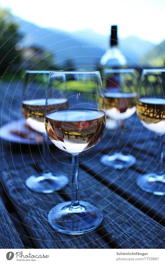 Weinrunde auf der Berghütte Getränk Alkohol Roséwein Flasche Glas Weinflasche Weinglas Wohlgefühl Erholung Freizeit & Hobby Sommer Sommerurlaub Berge u. Gebirge