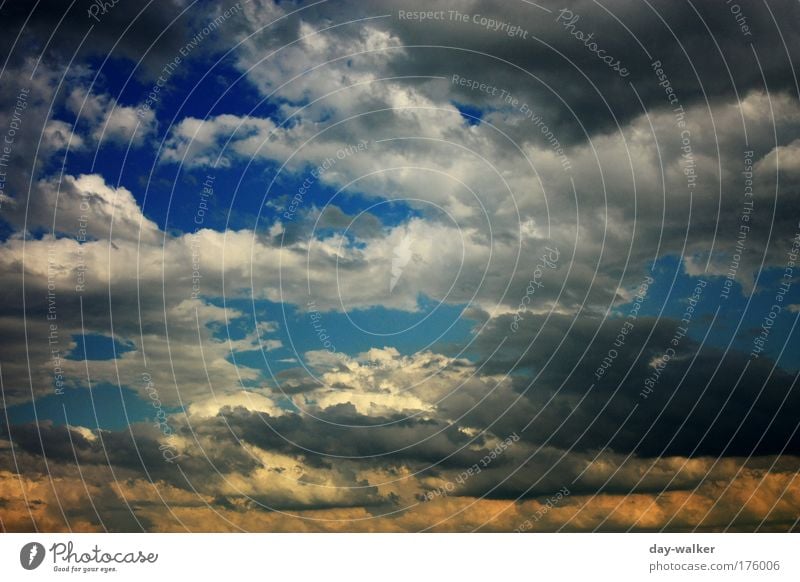 Coloured clouds Farbfoto Außenaufnahme Luftaufnahme Dämmerung Licht Schatten Kontrast Sonnenlicht Sonnenaufgang Sonnenuntergang Natur Landschaft Urelemente