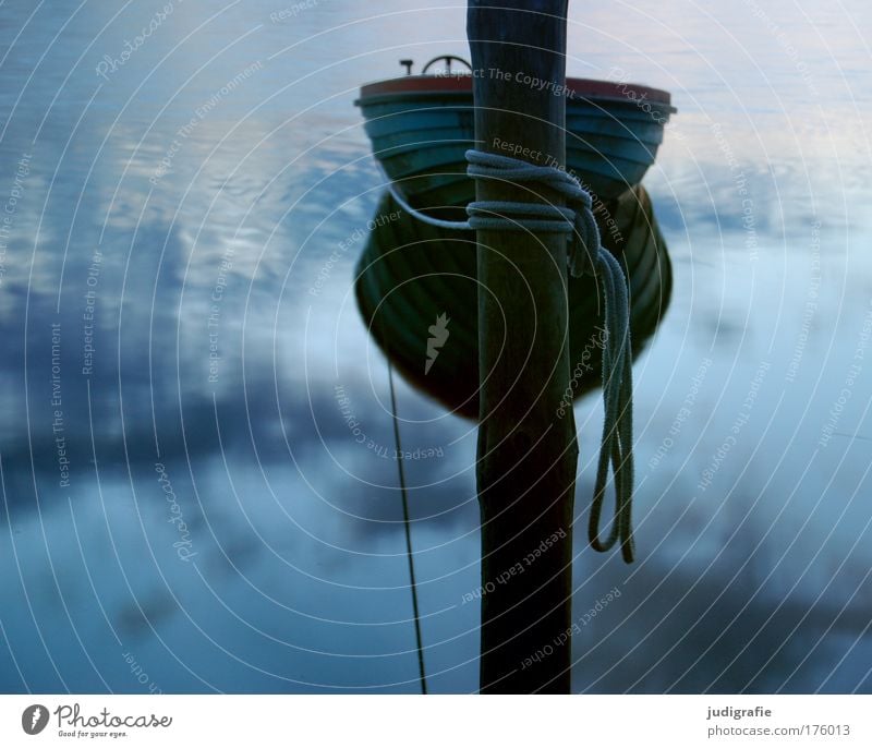 Hafen Farbfoto Außenaufnahme Abend Dämmerung Ferien & Urlaub & Reisen Umwelt Natur Wasser Himmel Wolken Küste Ostsee See Fischerboot Ruderboot Seil kalt blau