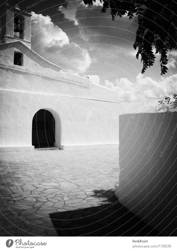 Churchy Pinhole Schwarzweißfoto Experiment Kontrast Totale Kirche alt historisch Religion & Glaube Phoenizier puritisch Vorplatz Eingang analog Licht & Schatten