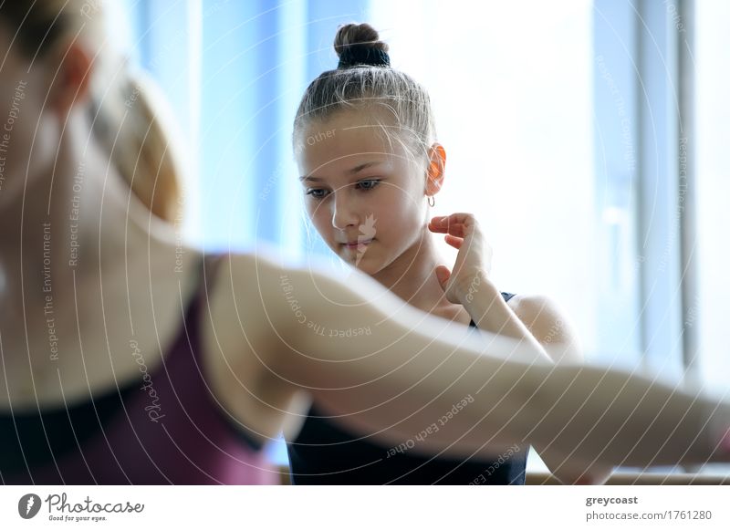 Junger Ballerina-Tänzer bei der Probe, der nachdenklich und verwirrt aussieht Tanzen Schule Lehrer Studium Mädchen Jugendliche 2 Mensch Balletttänzer Eisenbahn