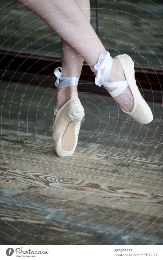 Nahaufnahme von weiblichen Füßen in Ballettschuhen, die auf dem Holzboden tanzen elegant schön Tanzen Studium Mädchen Jugendliche Fuß 1 Mensch 13-18 Jahre