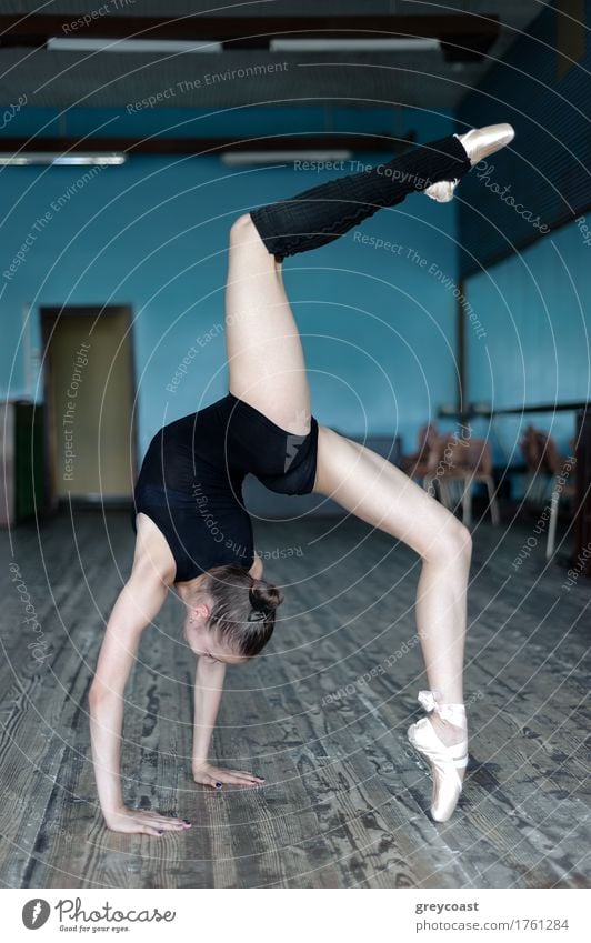 Junge anmutige Ballerina beim Üben im Studio in der Position auf Händen stehend Tanzen Schule Studium Mensch Mädchen Jugendliche Hand 1 13-18 Jahre Tänzer