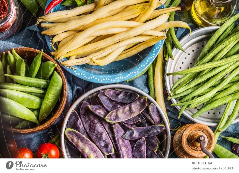 Bunte Erbsen- und Bohnenschoten Lebensmittel Gemüse Ernährung Bioprodukte Vegetarische Ernährung Diät Schalen & Schüsseln Stil Design Gesunde Ernährung Tisch