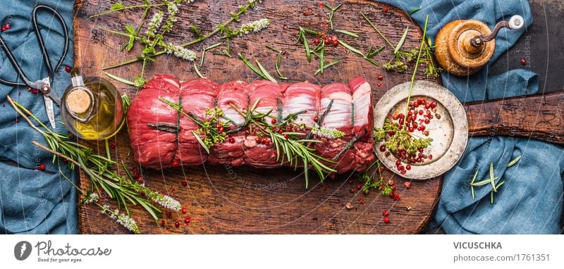 Roastbeef mit Kräutern zubereiten Lebensmittel Fleisch Kräuter & Gewürze Öl Ernährung Festessen Bioprodukte Slowfood Geschirr Stil Design Tisch Küche Restaurant