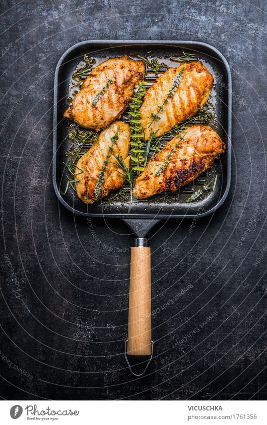 Gebratene Hähnchenbrust in Grillpfanne mit frischen Kräutern Lebensmittel Fleisch Kräuter & Gewürze Ernährung Mittagessen Festessen Bioprodukte Diät Pfanne Stil