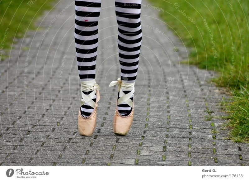 balletös ² Beine Ballettschuhe Wege & Pfade Asphalt Schuhe Balletttänzer Strumpfhose gestreift Ringelstrümpfe extremitäten Sport sportlich stehen