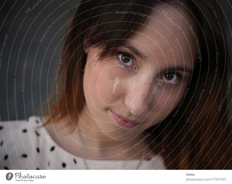 . feminin 1 Mensch Kleid Schmuck Halskette brünett langhaarig beobachten Lächeln Blick warten schön selbstbewußt Willensstärke Leidenschaft Vertrauen