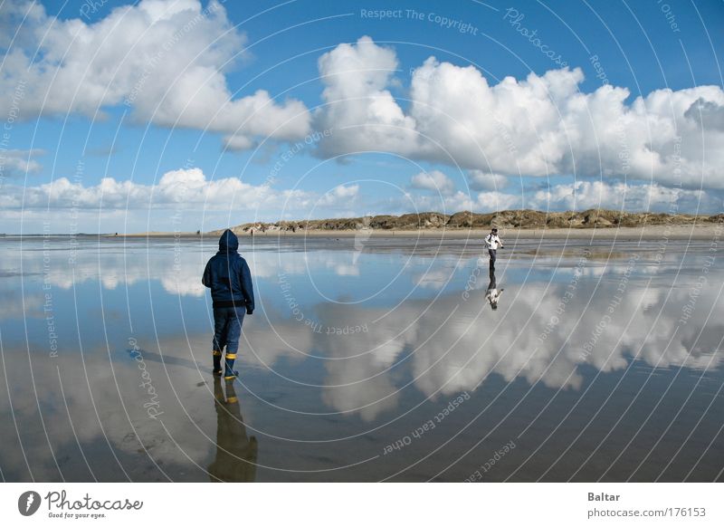 Mirrorbeach Farbfoto Außenaufnahme Tag Reflexion & Spiegelung Totale Erholung ruhig Strand Mensch 2 Landschaft Wasser Himmel Wolken Horizont Schönes Wetter