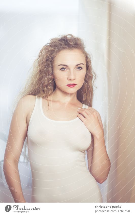 Christin Wohnung Junge Frau Jugendliche Erwachsene 1 Mensch 18-30 Jahre 30-45 Jahre Unterwäsche blond Locken Blick Coolness dünn schön Erotik feminin