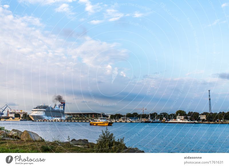 Pier 7 Kreuzfahrt Passagierschiff Kreuzfahrtschiff Hafen Zufriedenheit Begeisterung Liebe Romantik Farbfoto Außenaufnahme Menschenleer Morgen