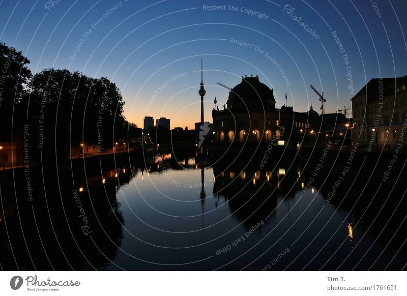 Berlin am Morgen Fluss Spree Stadt Hauptstadt Stadtzentrum Skyline Menschenleer Haus Sehenswürdigkeit Fernsehturm Museum Beginn Farbfoto Außenaufnahme