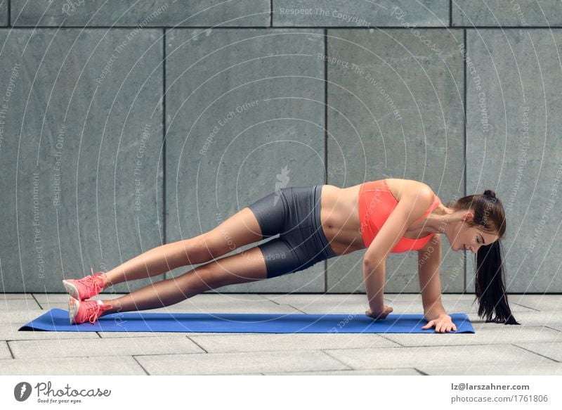 Geeignete junge Frau, die Seitenplanken tut Lifestyle Körper Sport Erwachsene 1 Mensch 18-30 Jahre Jugendliche brünett Fitness Athlet sportlich Körpergewicht