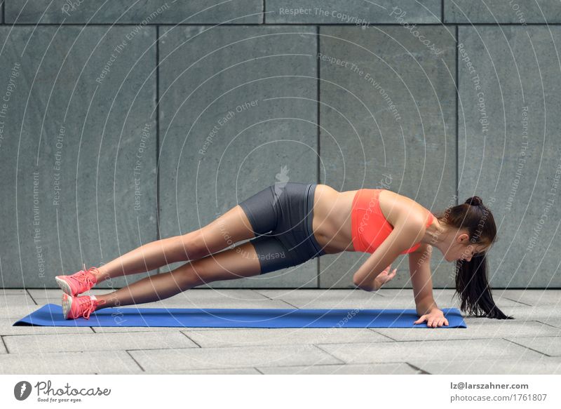 Geeignete junge Frau, die Seitenplanken tut Lifestyle Körper Sport Erwachsene 1 Mensch 18-30 Jahre Jugendliche brünett Fitness Athlet sportlich Körpergewicht