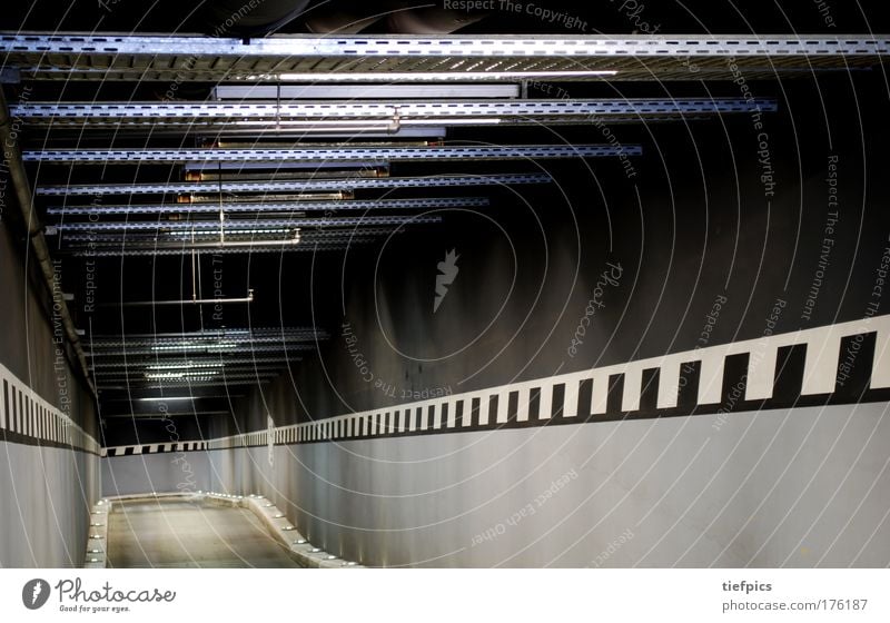 tunnelblick Farbfoto Innenaufnahme Kunstlicht Langzeitbelichtung Menschenleer Parkhaus Mauer Wand Beton trist Stadt grau schwarz weiß Reinlichkeit Sauberkeit