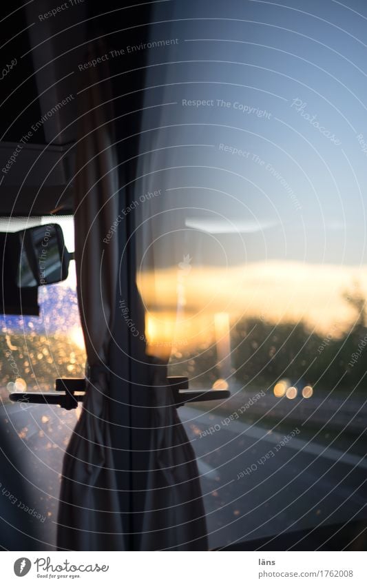 Photocase Tag l Rückreise Verkehr Verkehrsmittel Verkehrswege Personenverkehr Busfahren Straße Wege & Pfade Ferien & Urlaub & Reisen Mobilität Dämmerung