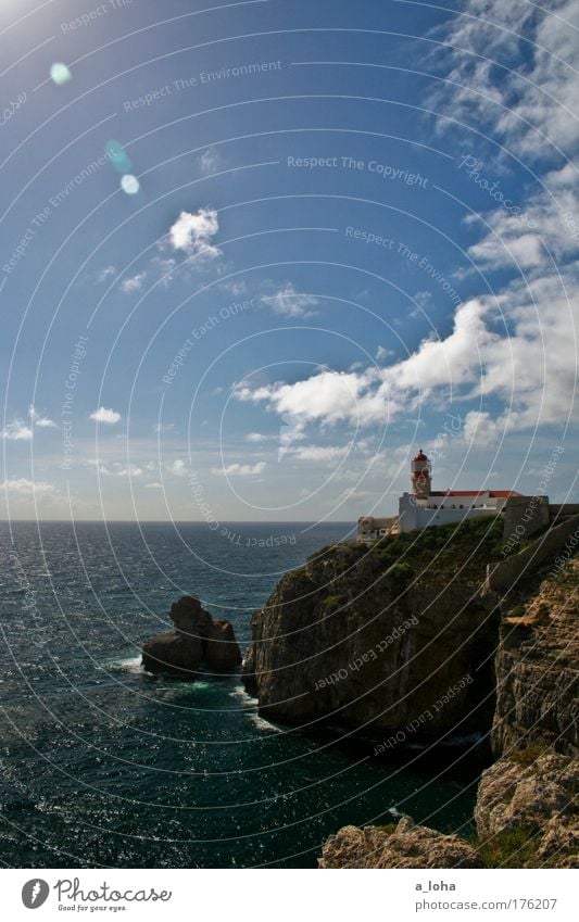 am ende der welt Farbfoto Außenaufnahme Tag Landschaft Wasser Himmel Sommer Schönes Wetter Felsen Küste Meer Klippe Leuchtturm Sehenswürdigkeit Stein alt Ferne