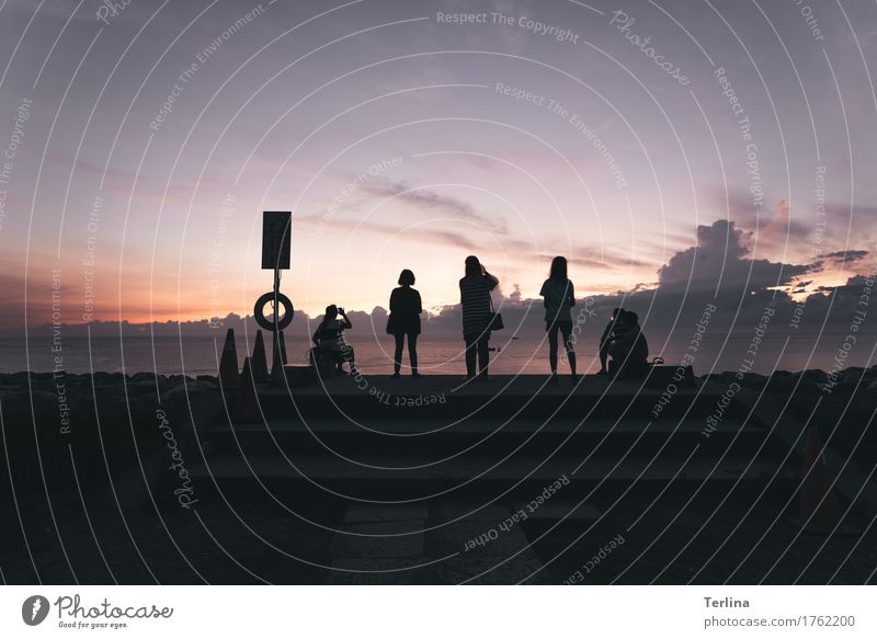 Waiting Familie & Verwandtschaft Menschengruppe Natur Horizont Sonnenaufgang Sonnenuntergang Sommer Schönes Wetter Strand Meer hocken Blick sitzen stehen