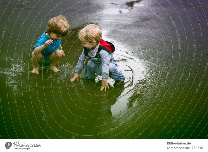 allerbeste Freunde Mensch maskulin Kind Kleinkind Junge Familie & Verwandtschaft Kindheit 2 1-3 Jahre Sommer Wetter schlechtes Wetter Spielen authentisch