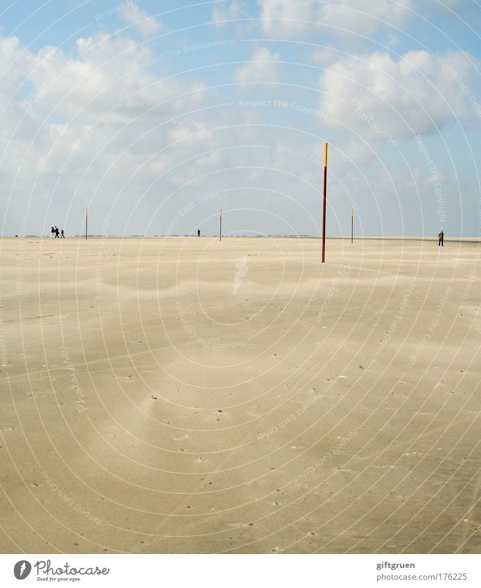 spießrutenlauf Farbfoto Außenaufnahme Textfreiraum unten Tag Freude Ferien & Urlaub & Reisen Tourismus Ausflug Sommer Sonne Strand Meer Insel Mensch Landschaft