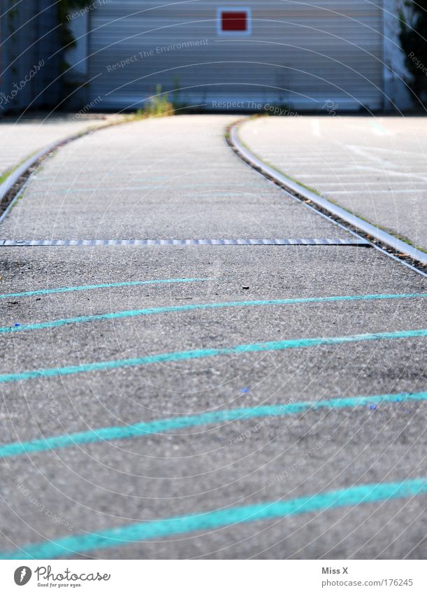 Ende im Gelände Farbfoto Gedeckte Farben Außenaufnahme Menschenleer Froschperspektive Stadt Haus Industrieanlage Fabrik Bauwerk Gebäude Mauer Wand Verkehr