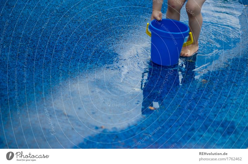 es war sommer Schwimmbad Mensch Kind Kleinkind Kindheit 1 1-3 Jahre Sommer Eimer Wasser Spielen Glück nackt nass Neugier Freude Fröhlichkeit Zufriedenheit