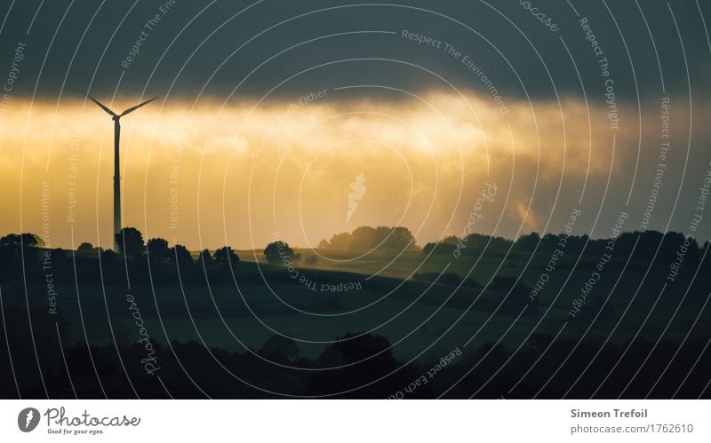 Energie Fortschritt Zukunft Energiewirtschaft Erneuerbare Energie Windkraftanlage Energiekrise Landschaft Wolken Sonne Hügel Metall modern nachhaltig natürlich