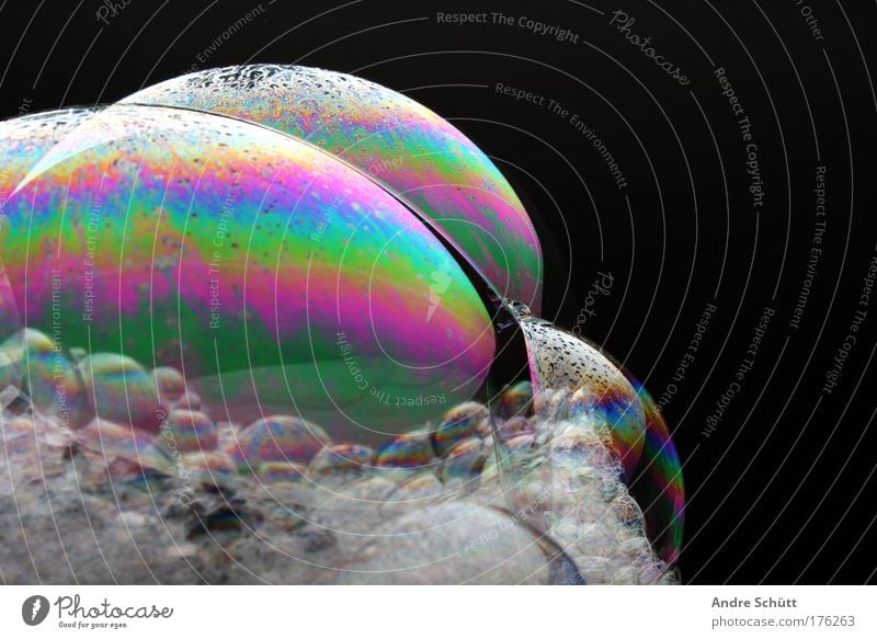 Planet Soap III Farbfoto mehrfarbig Studioaufnahme Textfreiraum rechts Nacht Kunstlicht Blitzlichtaufnahme Froschperspektive Zentralperspektive Körperpflege